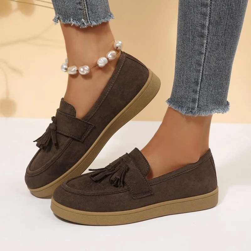 

2026 New Large Size Bean Bean Shoes Round Toe Retro Slip-On Low Heel Loafers Spring Autumn Fashion Comfortable Sneakers Women