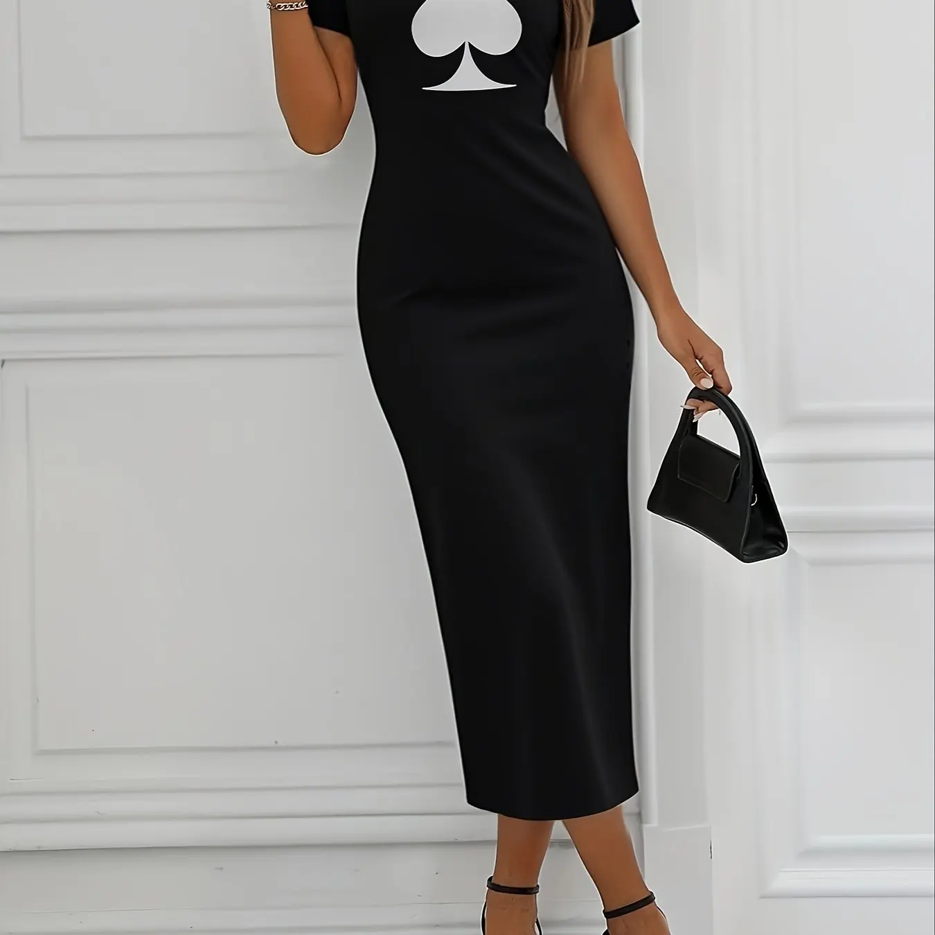 فستان صيفي أسود مثير للنساء مطبوع عليه خط الحب كاجوال بقصة ضيقة بدون أكمام ورقبة دائرية فستان قصير