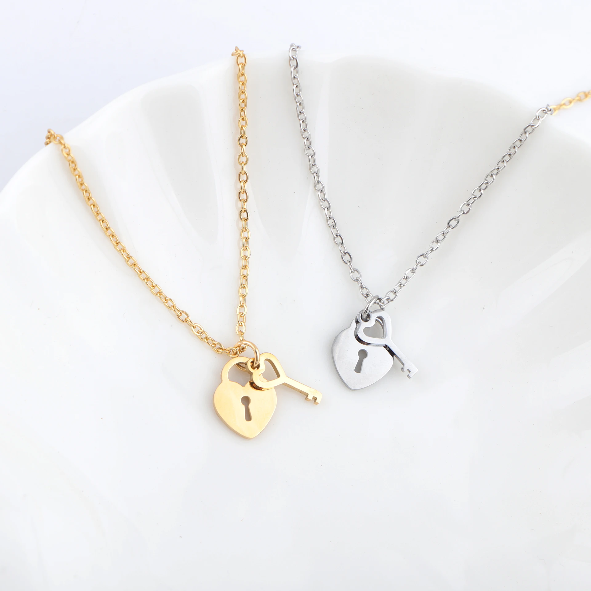 10pcs/lot Stainless Steel Mini Lock and Key Necklace Mirror Polished Key And Lock Love Heart Charms Pendant for Friend Gift