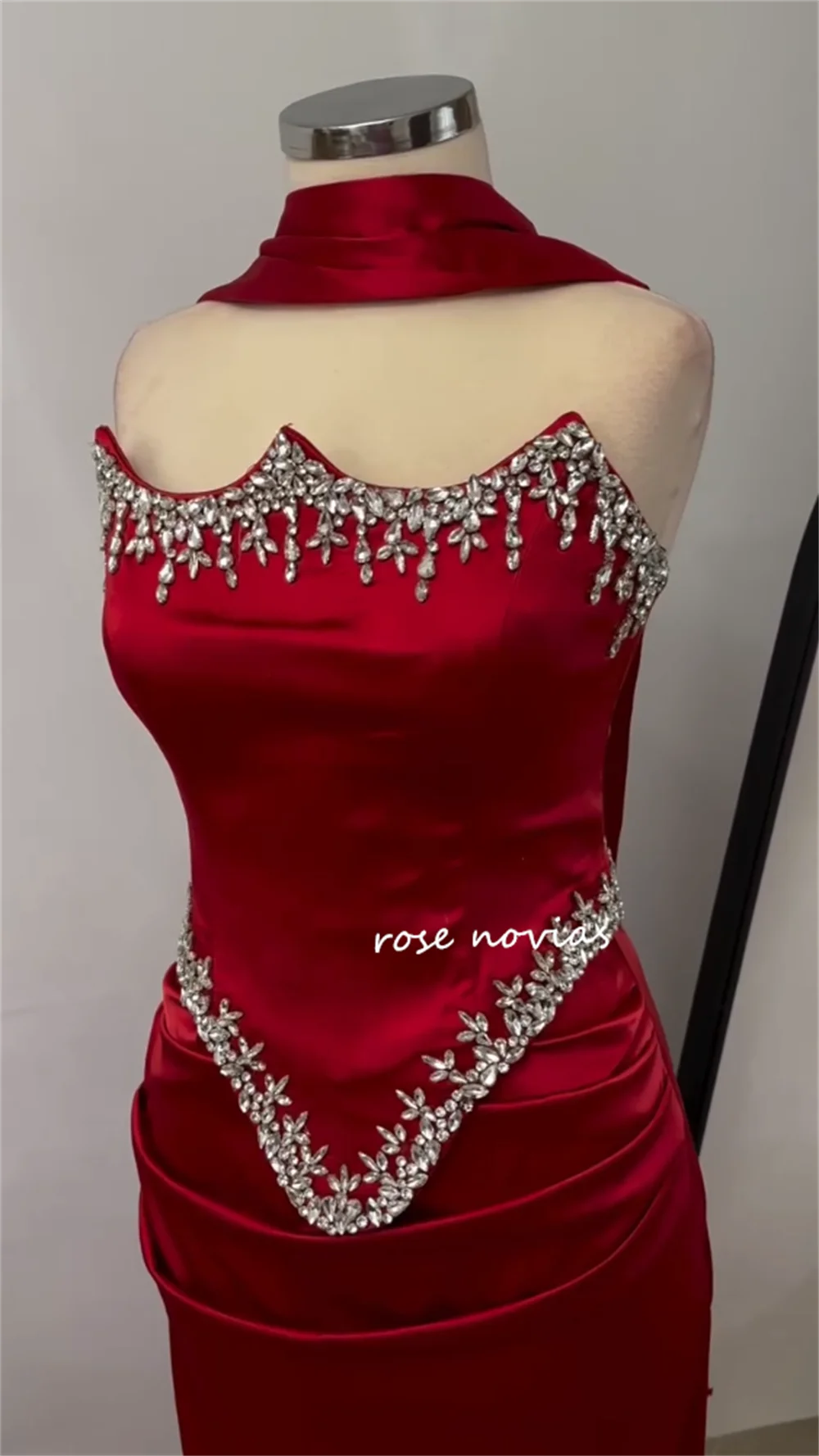 Gaun Mermaid Tanpa Tali dengan Lipit Rhinestone Charmeuse Khusus untuk Acara Bespoke Wanita Mewah Malam Elegan Pesta Pernikahan.