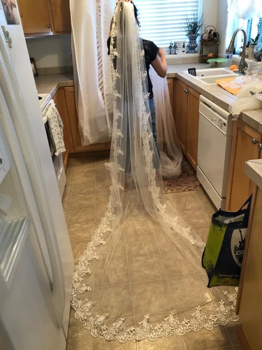 Imagen 2 del producto BABYONLINE Velo de novia con borde de encaje, velo de novia tipo catedral blanco/Marfil con peine, tul de una capa, accesorio de novia de 3 metros