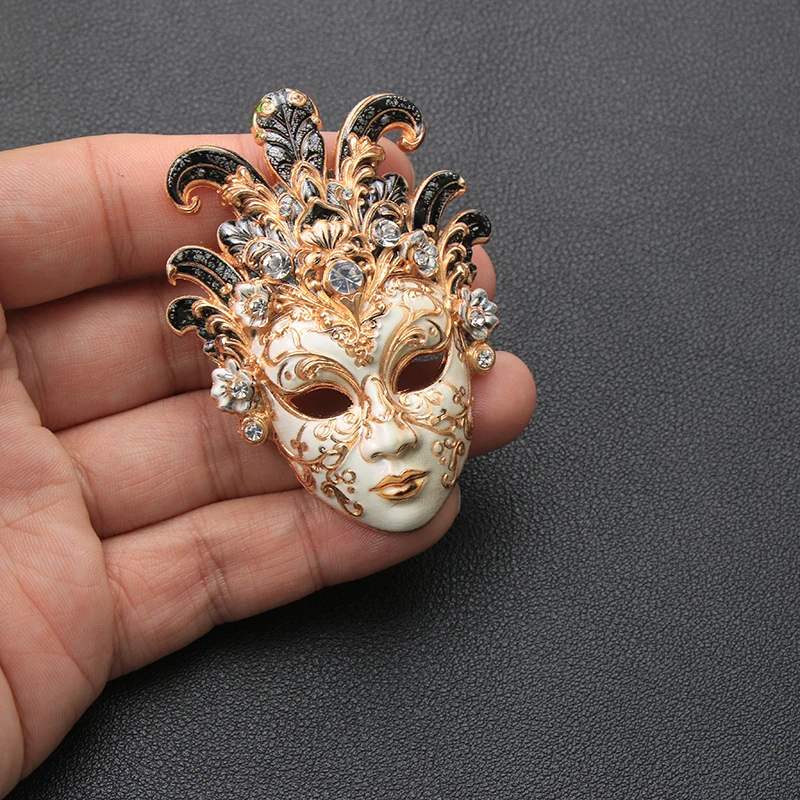 Vintage Venetian Mask Brooch for Women Enamel Rhinestone Masquerade Lapel Pin Alloy Carnival Mask Jewelry for Coat Party Gift