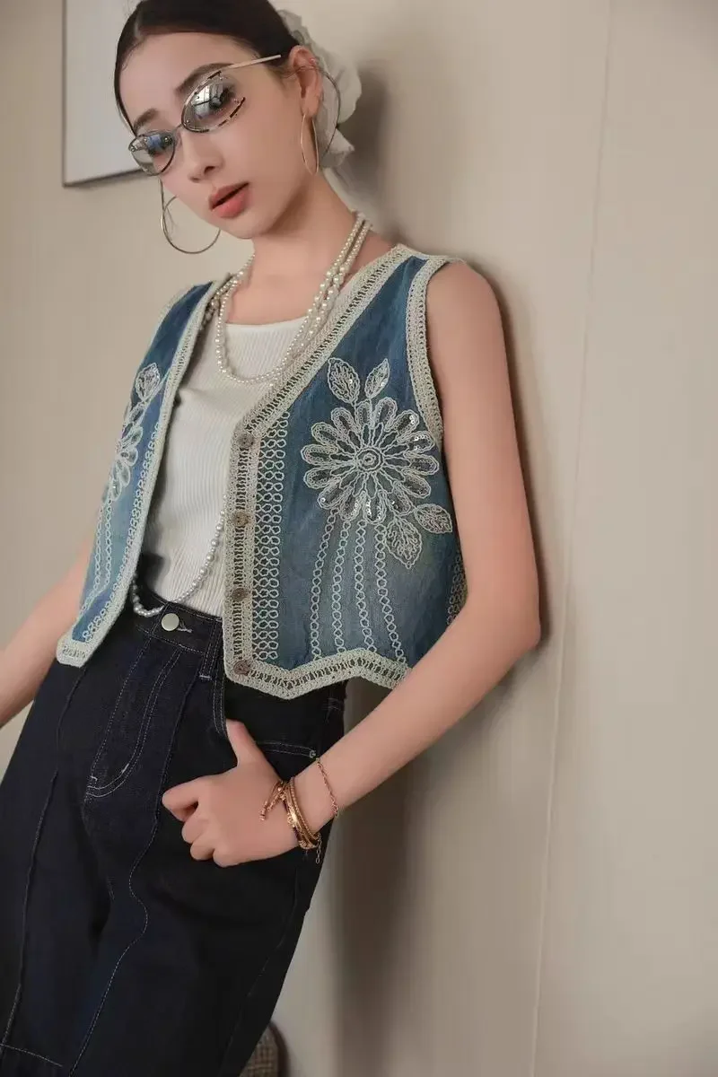 سترة علوية من قماش الدنيم مع زر مطرز بالزهور أسفل رقبة على شكل حرف V بدون أكمام صدرية قصيرة صيفية بوهو شيك للشاطئ