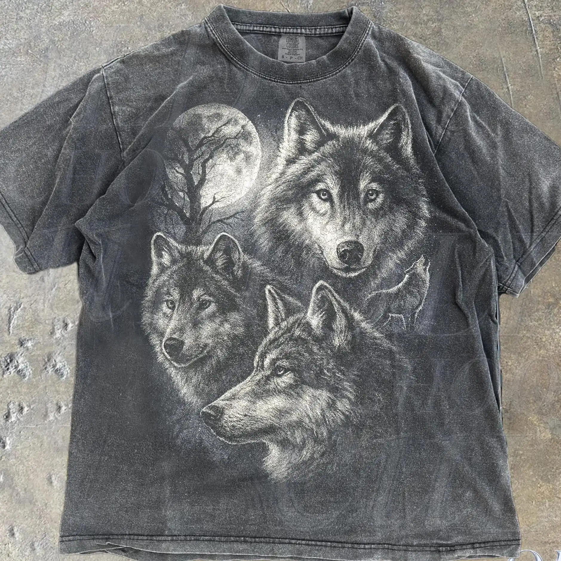 Wolf Vintage 90s Graphic Style Tshirt, Grunge Retro Wolf Faded Tee, Wild Nature Wolf Howling Moon Y2k Gothic,2000s Wolf Gift