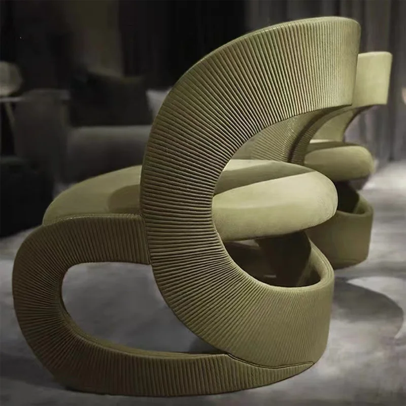 Włoski minimalistyczny projektant, kreatywna sofa pojedyncza o nietypowym kształcie, w stylu wabi-sabi.