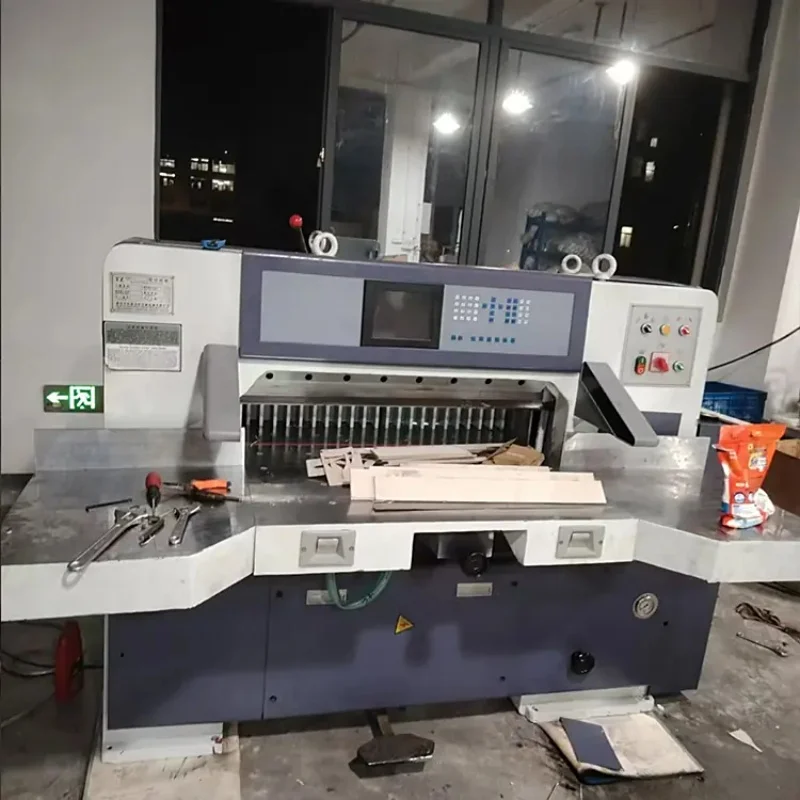 

Factory Direct Sale 68 cm Small Size Double Hydraulic Heavy Duty Servo Control Paper Cutting Machine