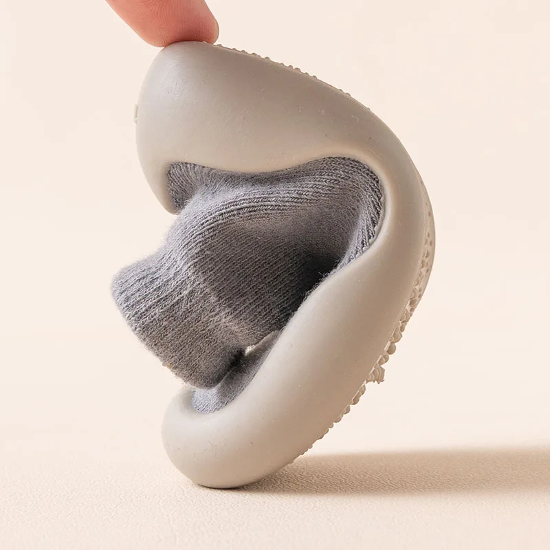 أحذية المشي للأطفال للربيع والخريف أحذية الأطفال جوارب للأولاد والبنات جوارب أرضية للأطفال بلون سادة أحذية مريحة