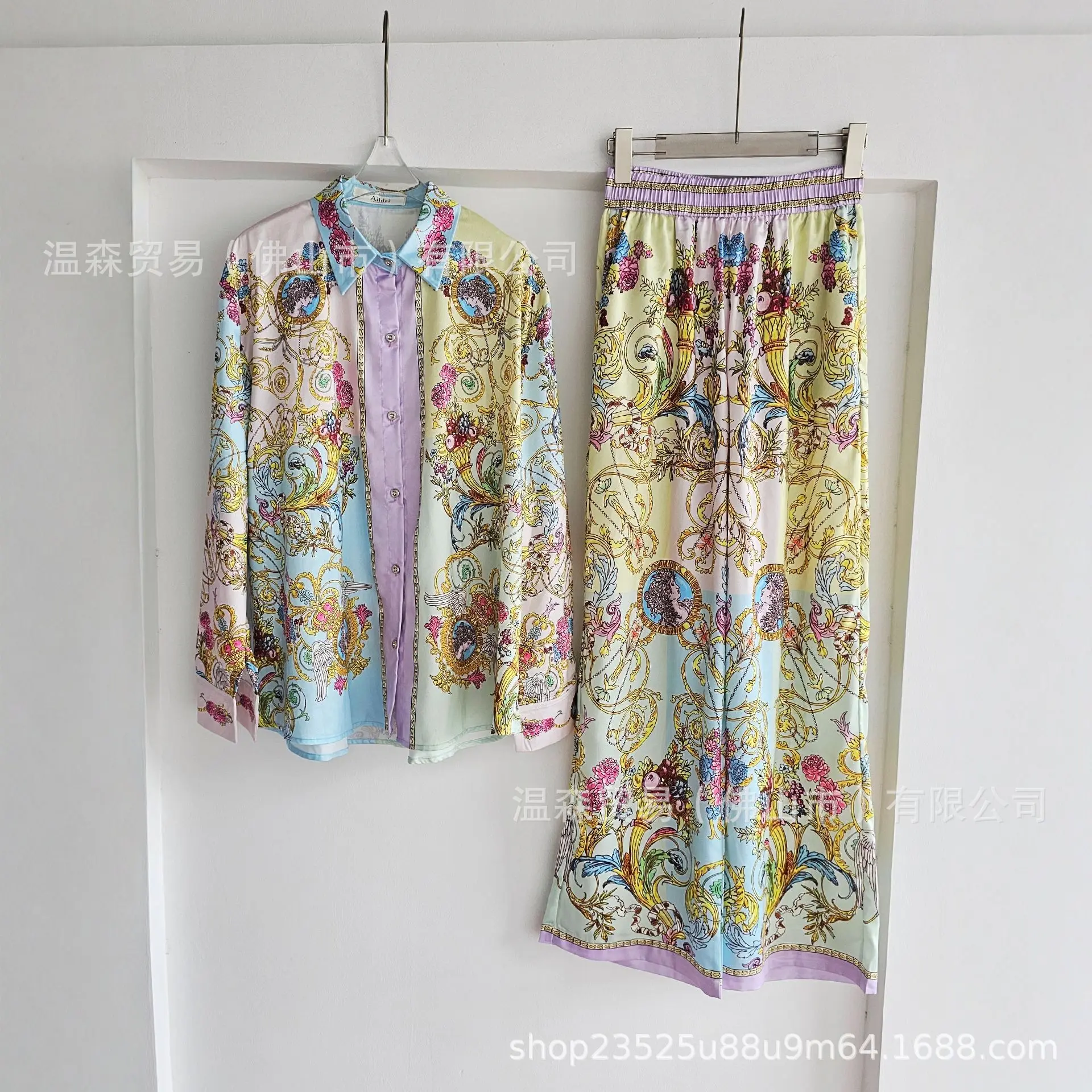 

Комплект из двух предметов: рубашка с длинным рукавом из имитации шелкового атласа с флоковым принтом в стиле барокко и свободные брюки в винтажном стиле для женщин