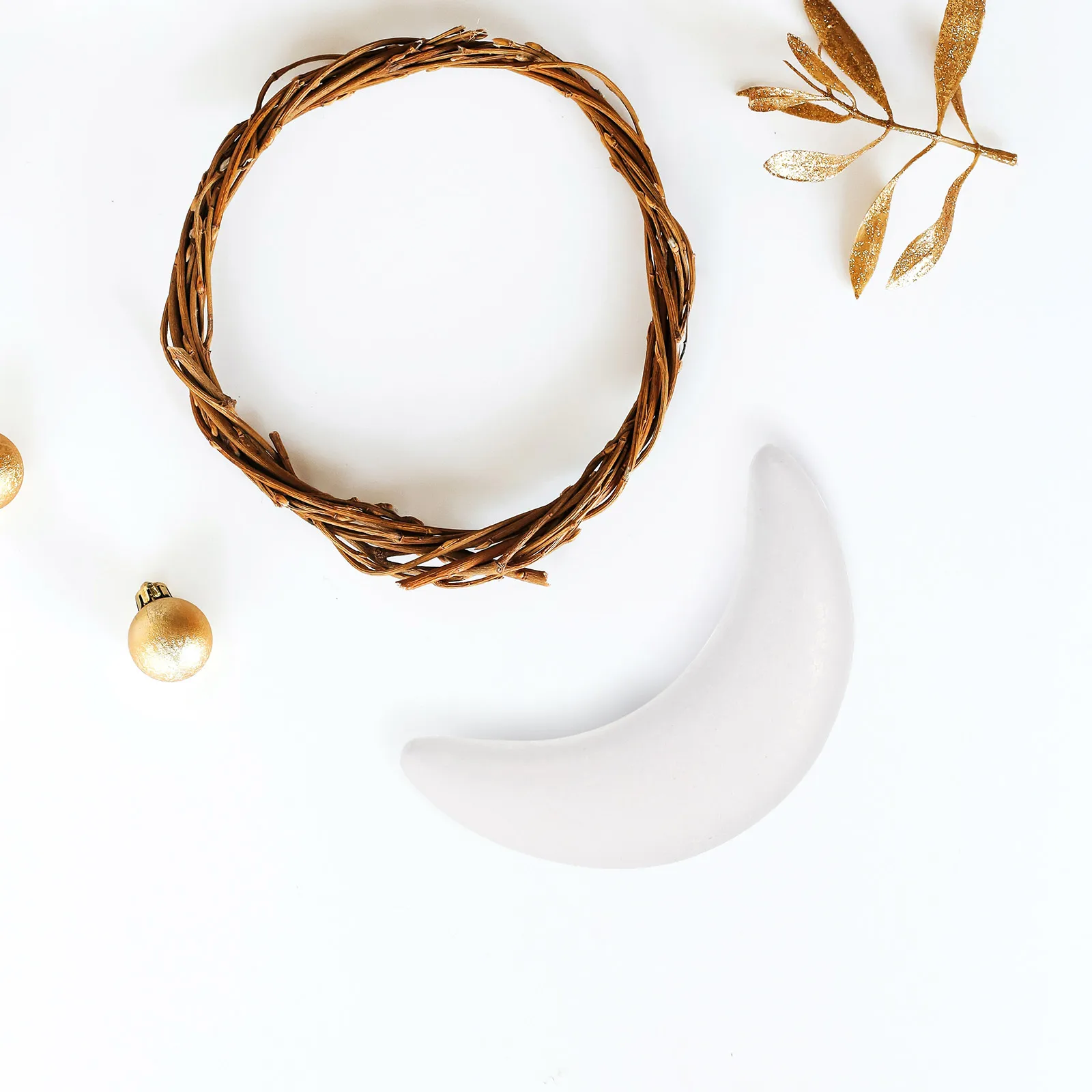 

10Pcs Foam Ball Hanging Moon Shaped DIY Christmas Decoration Ornament White Xmas Tree Adornment Festive Decor Moon Foams Craft