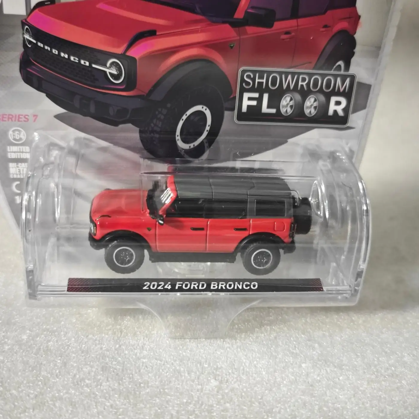 Greenlight 1:64 Showroom Floor Série 7 - 2024 Ford Mar 4 portas Wasteland - Chili Red