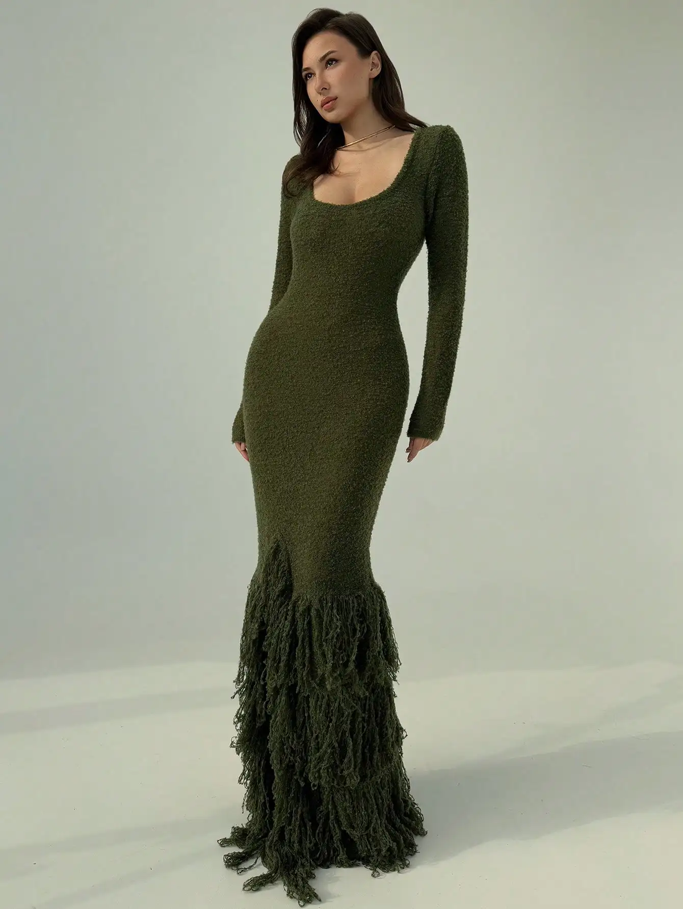 Vestido ajustado de punto verde oliva con cuello cuadrado, mangas largas y dobladillo con flecos