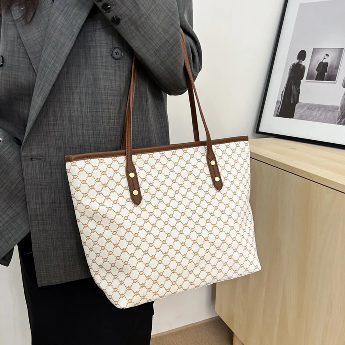 Luxuriöse Vintage Damen Schultertasche mit Monogramm-Print und Nieten, PU-Leder Handtasche mit Großer Kapazität und Reißverschluss für den Arbeitsweg – Detail 6