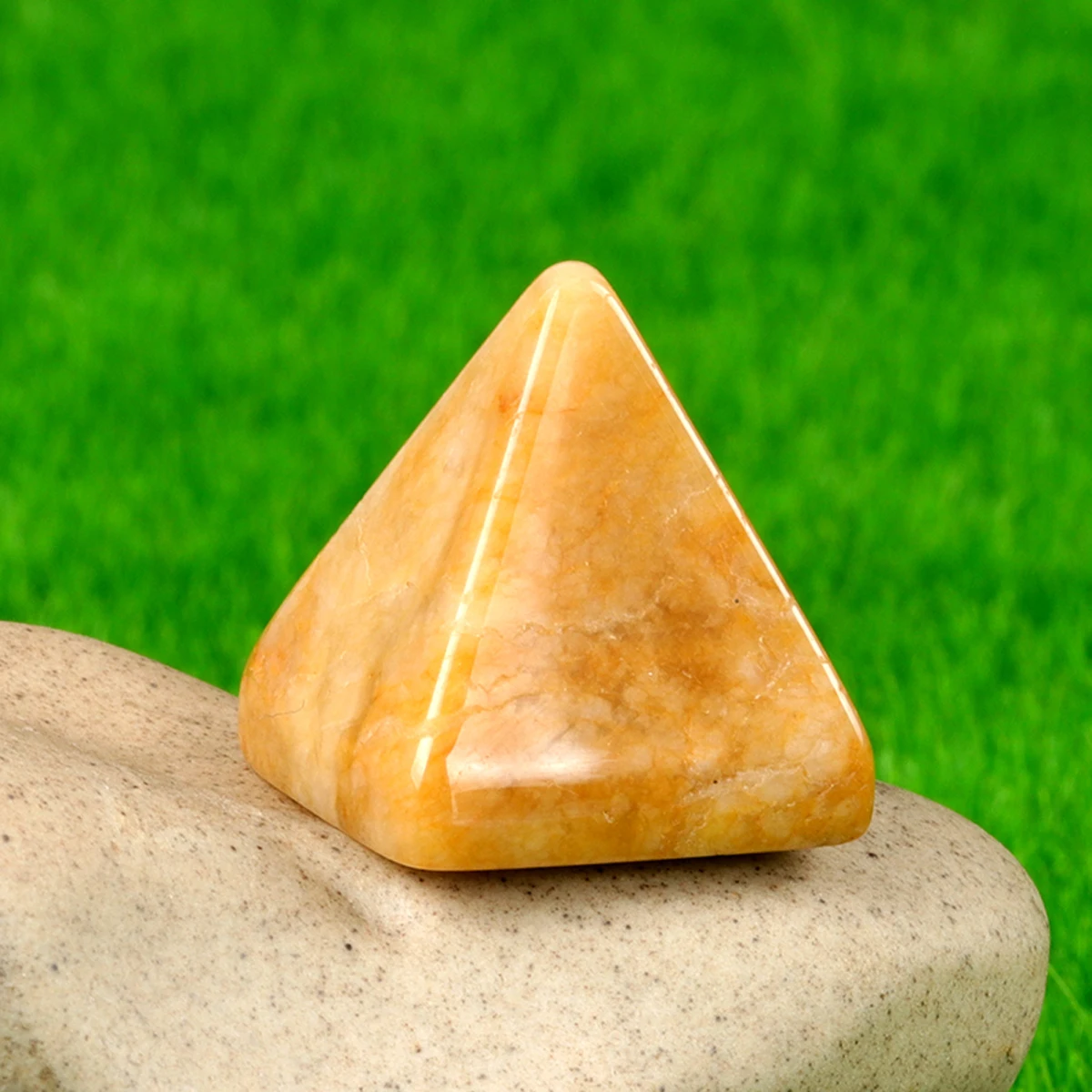 2 stücke Natürliche Halbedelstein Gelbe Jade Pyramide Zarte Kleine Anhänger Lose Perlen Schmuck Machen DIY Halskette Armband