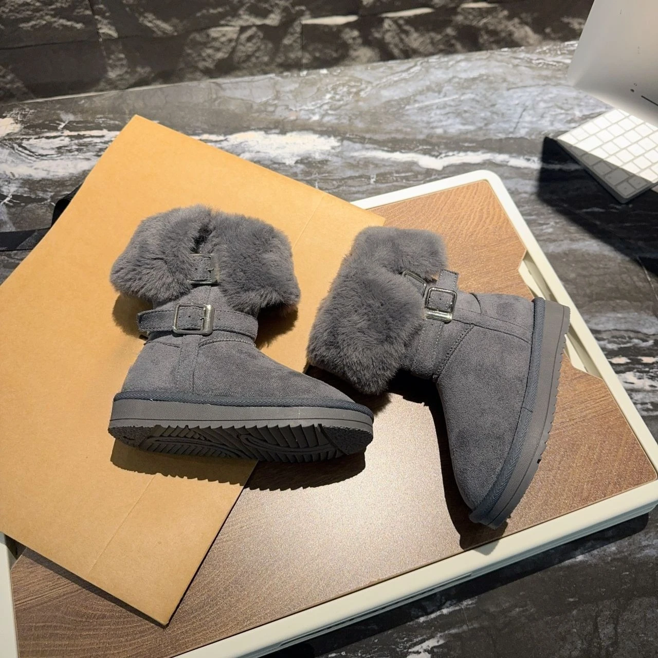 Botas de nieve largas con suela gruesa y forro de piel sintética gris para niñas, botas de invierno con aislamiento a la moda, nuevo estilo 2026 ​