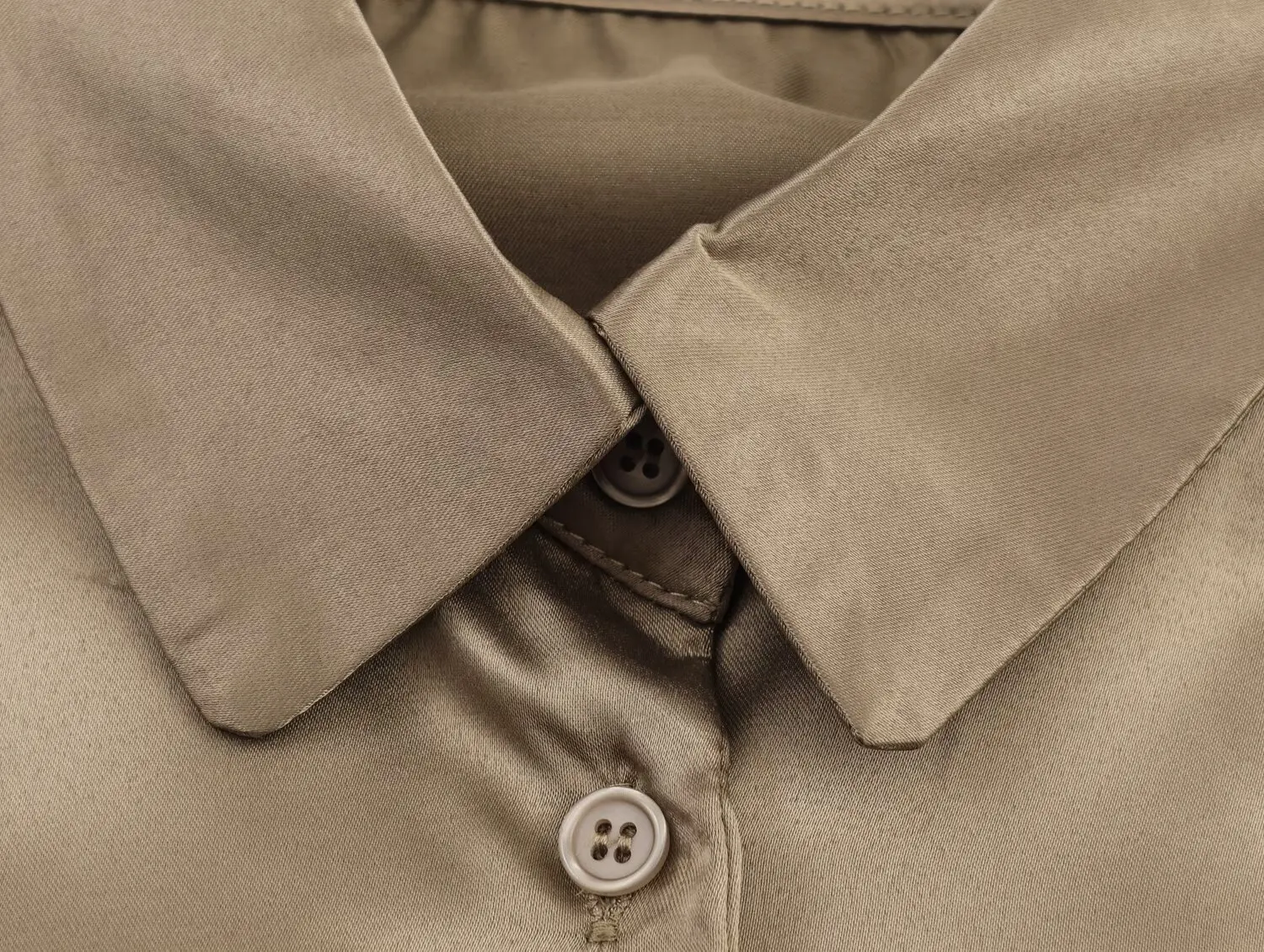 เสื้อเชิ้ตแขนยาวผู้หญิง คอลเลคชั่นใหม่ ฤดูใบไม้ผลิ/ฤดูใบไม้ร่วง ปี 2025 เสื้อเชิ้ตแฟชั่นผู้หญิง ดีไซน์กระดุมเม็ดเดียว