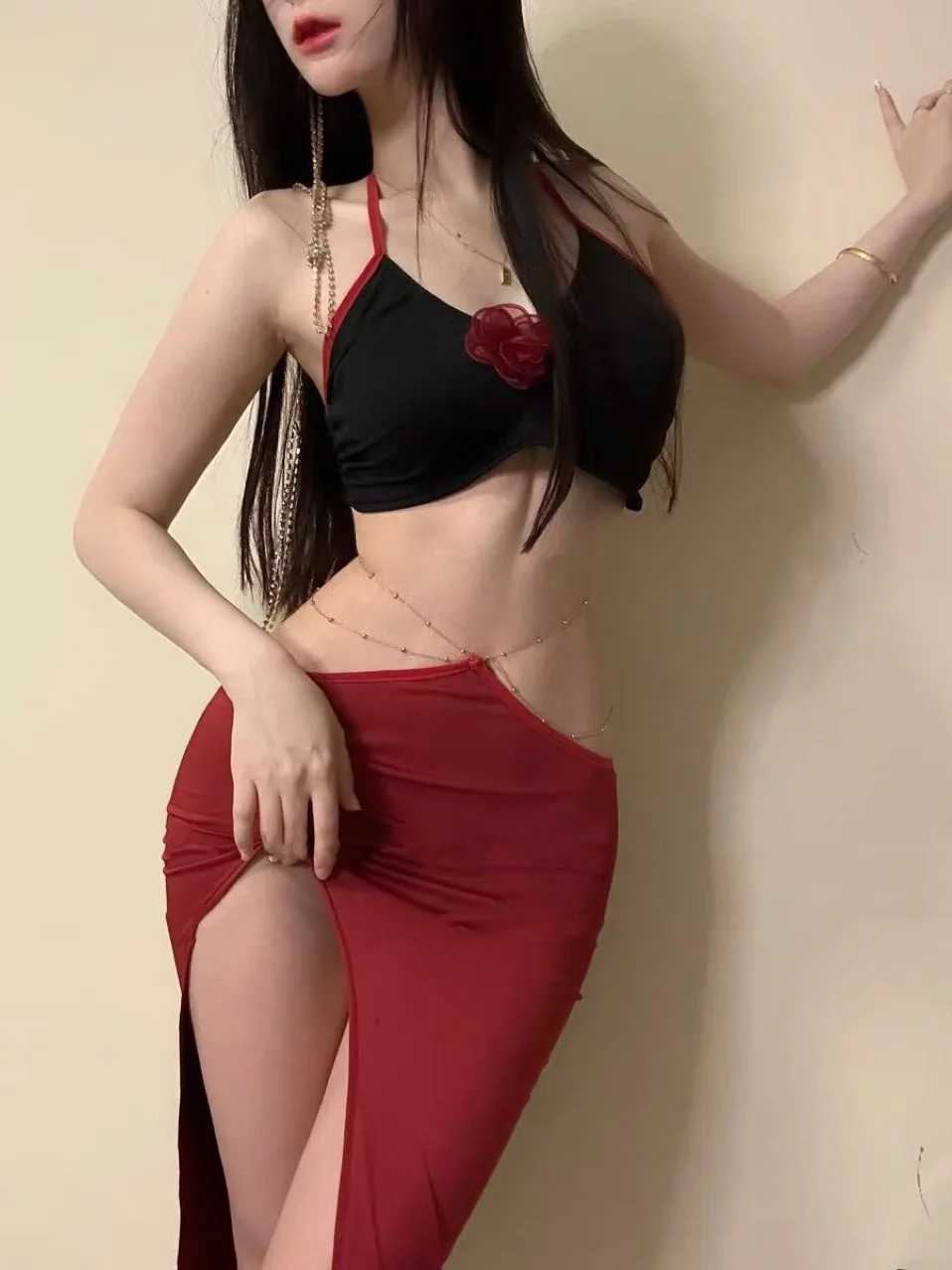 

Длинное платье с разрезом, воротником-стойкой и кольцом-цепочкой