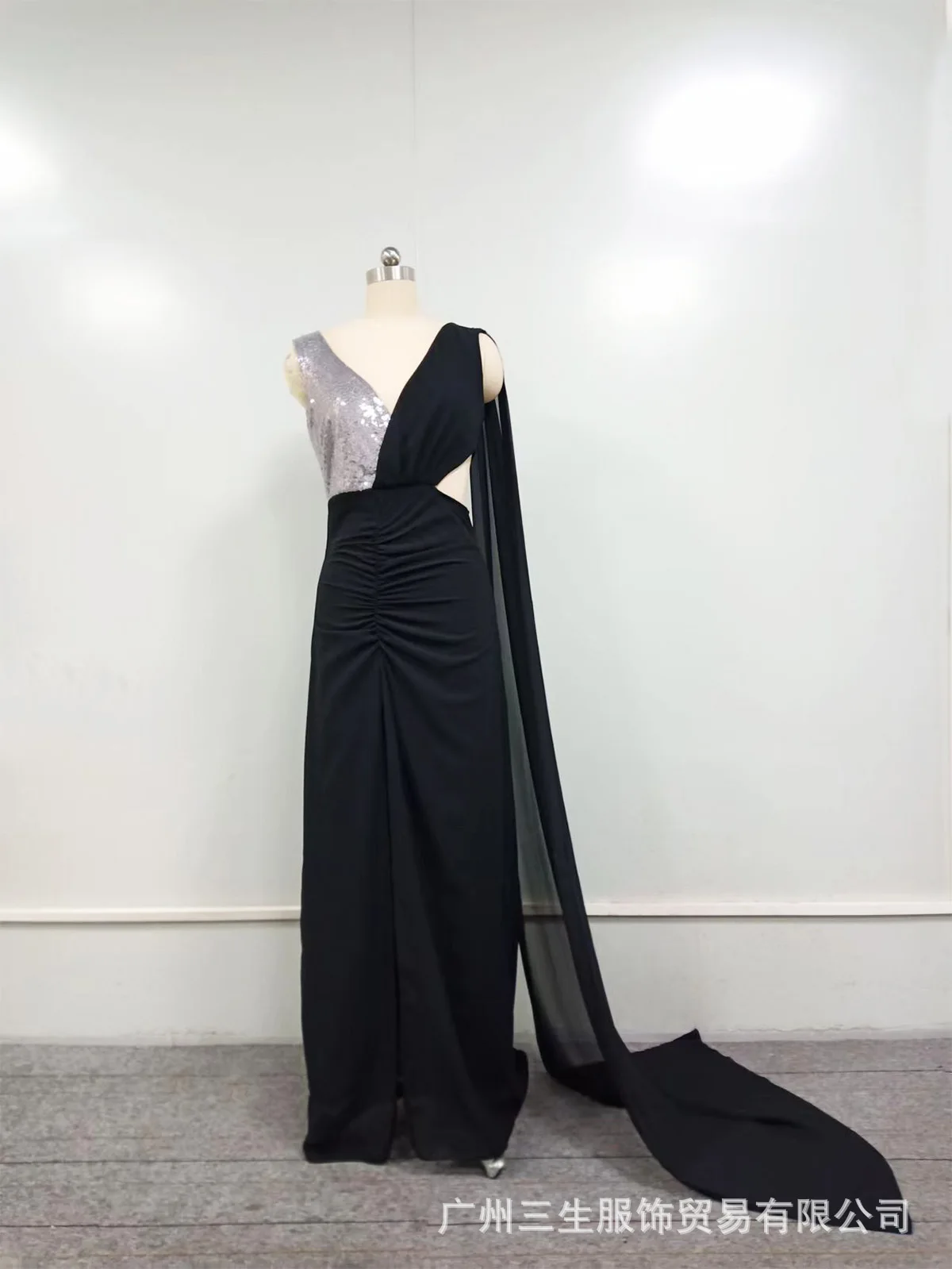 ผู้หญิงคอวีตัดตาข่ายตัดชุดปาร์ตี้ร่องสูง