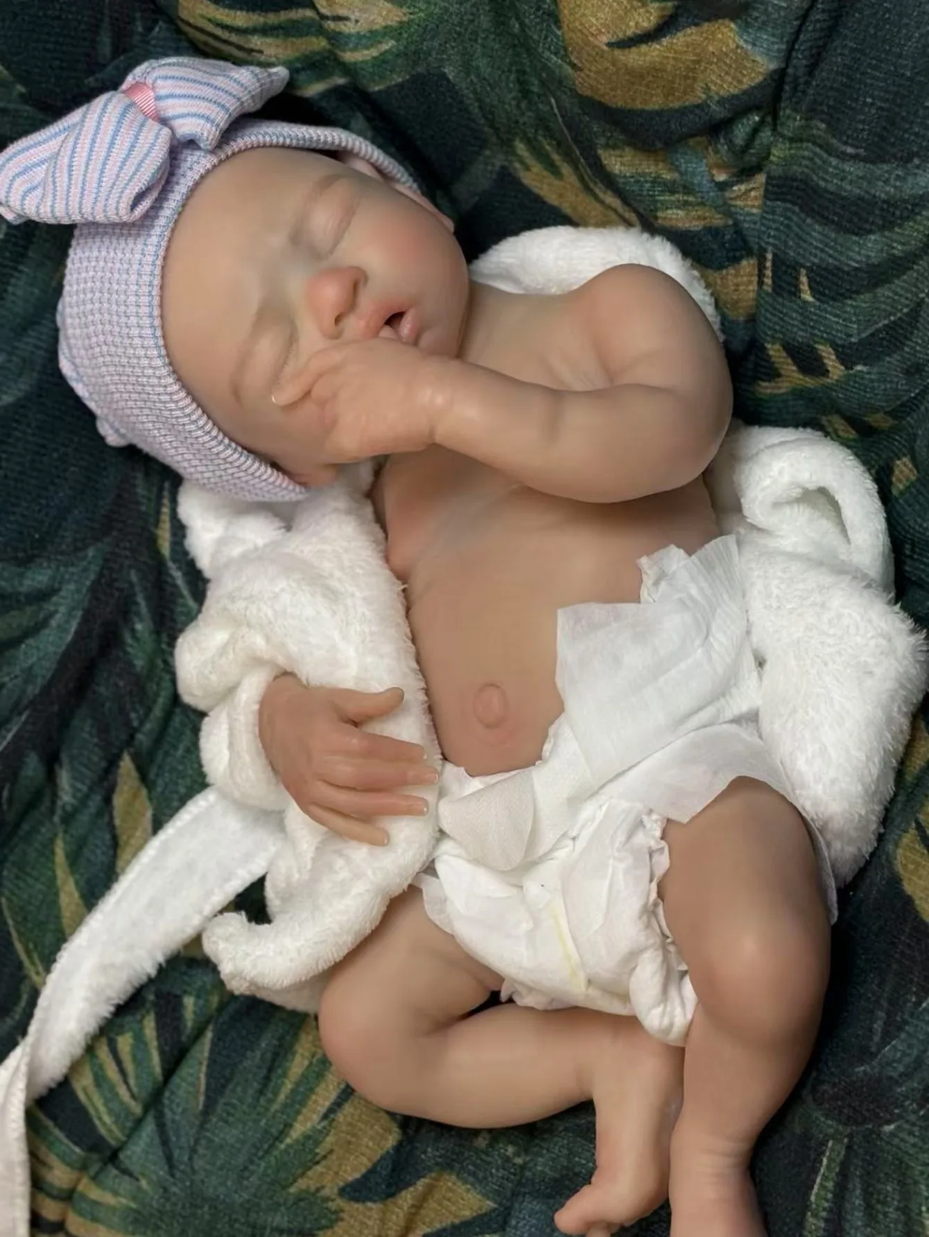 Neue 16-Zoll-schöne, sehr weiche, handgefertigte, schöne wiedergeborene Babypuppe aus Silikon zum Einschlafen, kann als Geburtstagsgeschenk für Kinder gekauft werden.