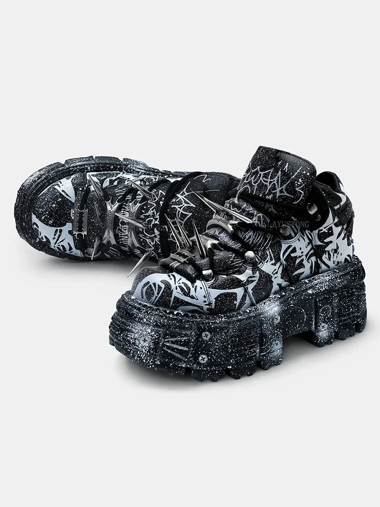 2025 Retro Heavy Metal Platform da uomo e da donna Graffiti Punk Muffin Rivetti Scarpe da papà con altezza crescente