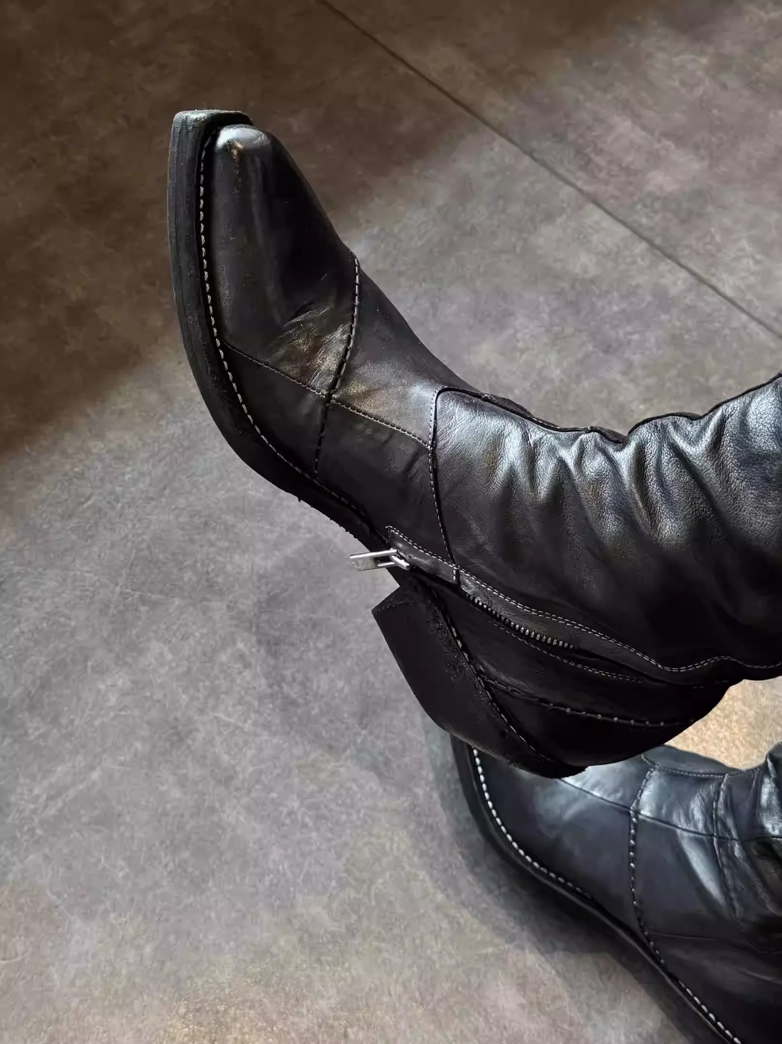

Vintage Dark Stitching Cowboy Boots Thick Heel Pointed Wizard Boots Men's Zipper Distressed Chelsea Boots Knight Boots