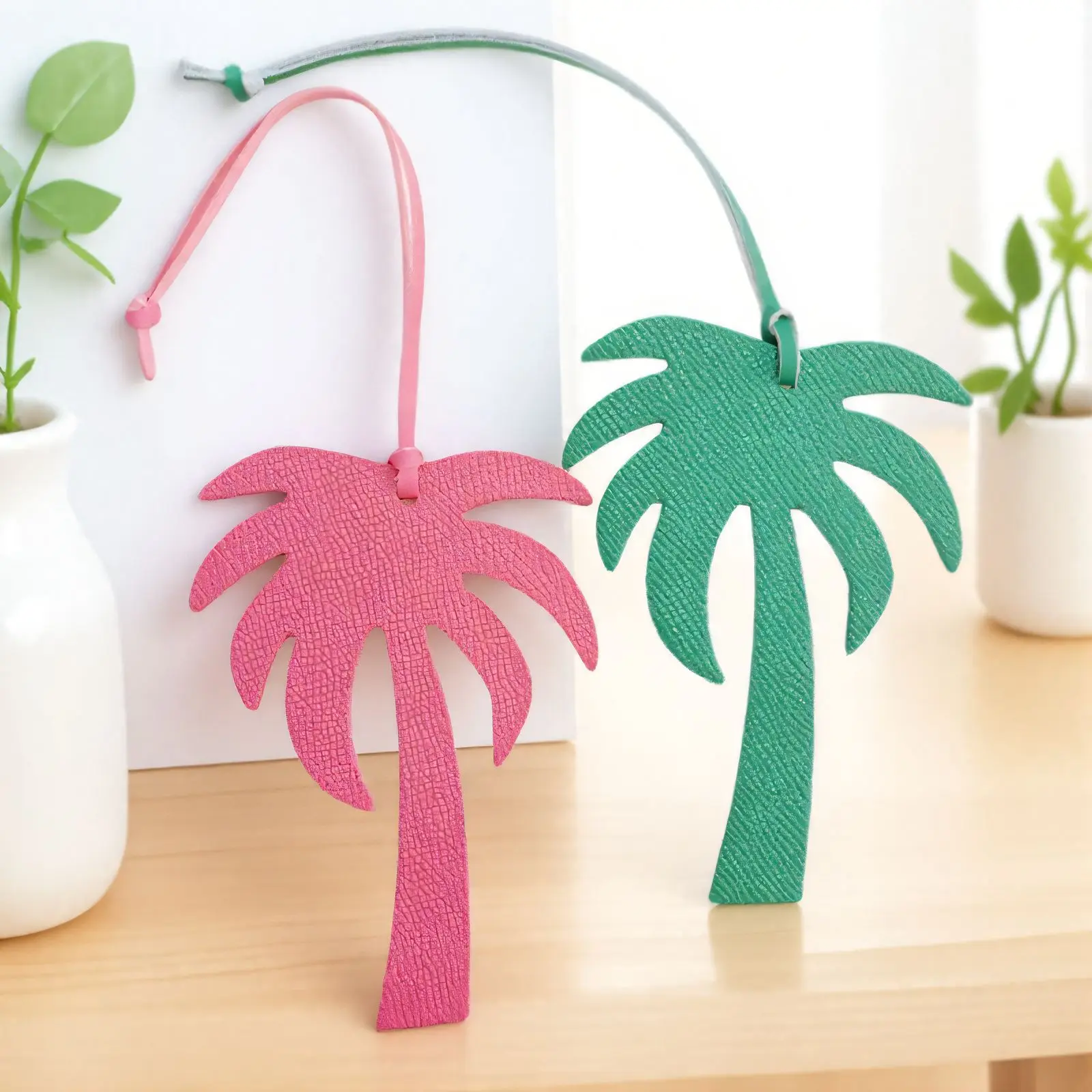 

Latest Design PU Leather Palm Coconut Tree Maple Leaf Keychain Key Chain For Women Bag Charms Backpack Pendant Accessories