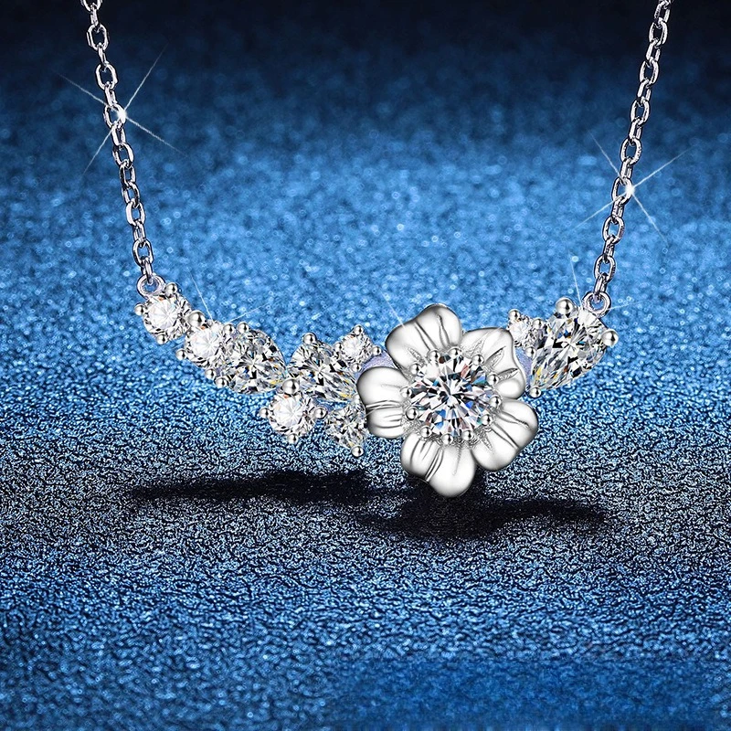 

S925 Silver White Gold Plated 0.5CT D Color Moissanite Smiling Flower Pendant Necklace, Exquisite Jewelry.