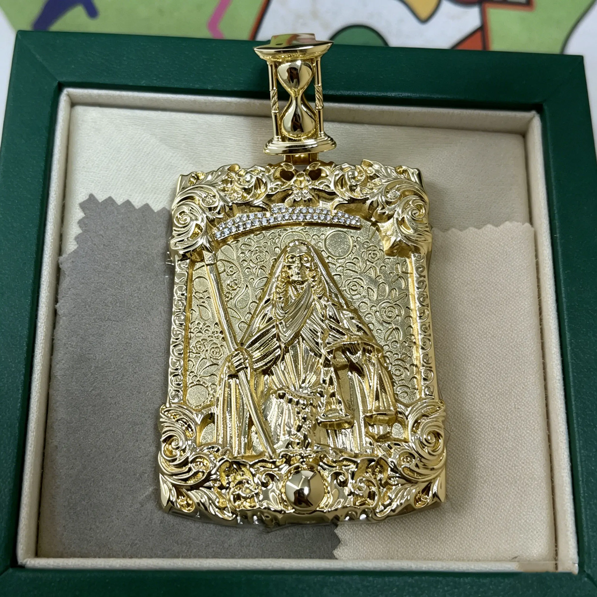 The Virgin Mary Pendant, Skull Hourglass Pendant Necklace, Hip-Hop Fashion Jewelry Commemorative Gift, the Best Gift for Good Fr