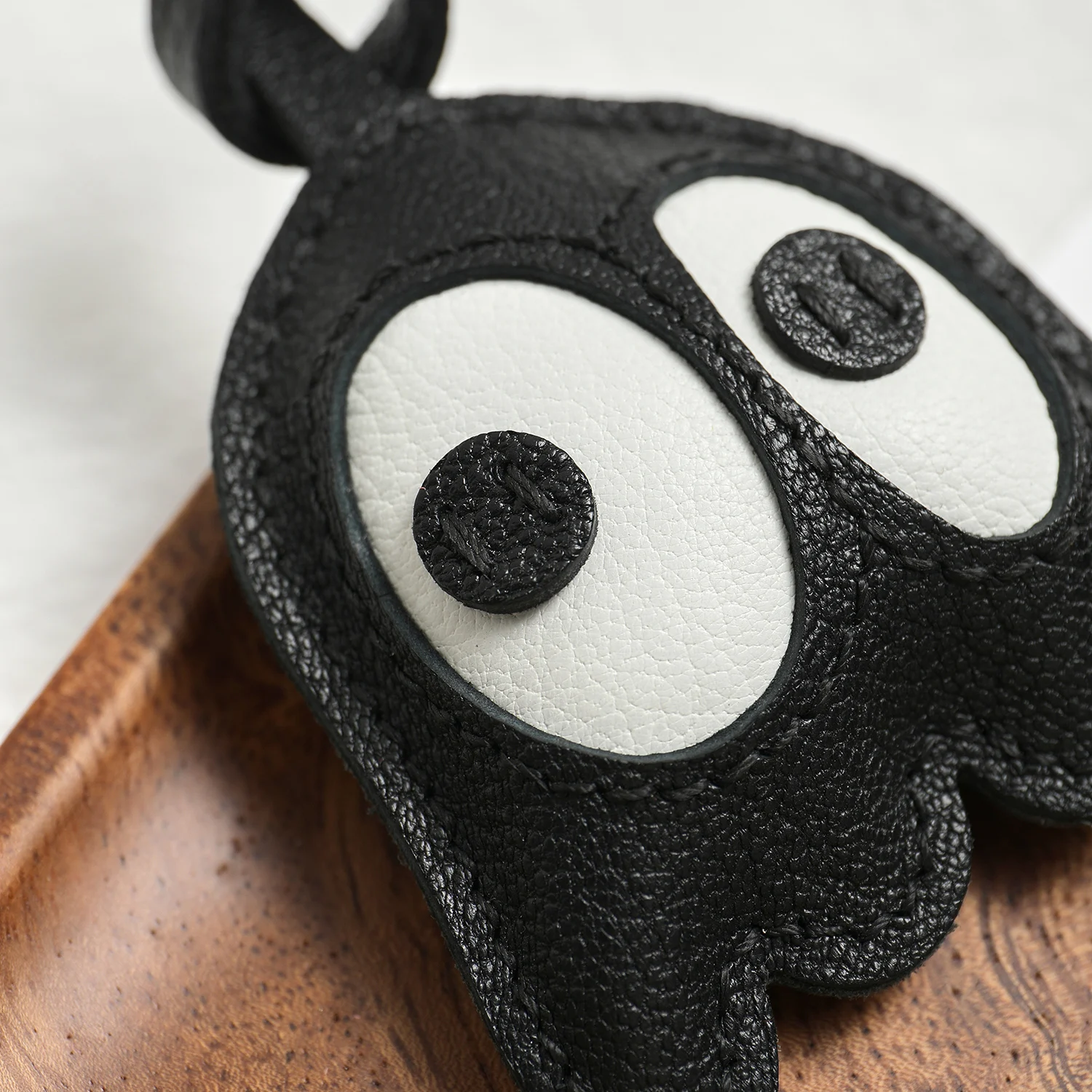 Handgefertigter Leder-Geister-Taschenanhänger mit lustigen großen Augen – weicher Hängegurt als Accessoire für Canvas-Tragetaschen, Handtaschen und Autoschlüssel – Detail 3