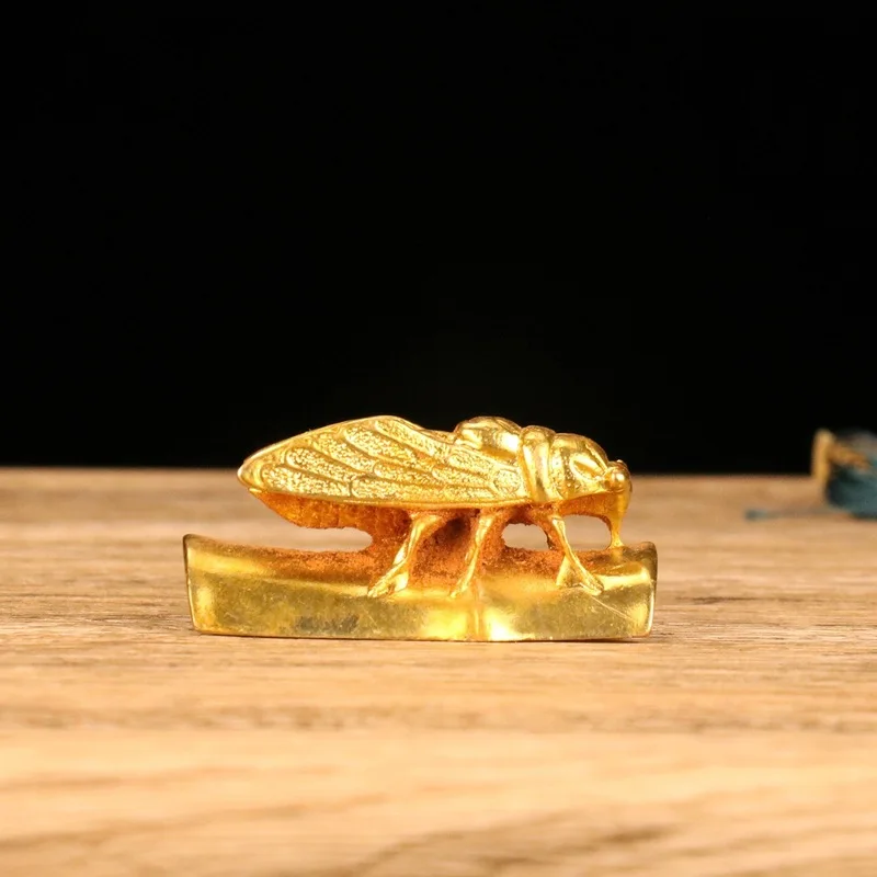 Antique alloy gilded cicada paperweight, a stunning decorative piece for the living room or desktop, a masterpiece of craftsmans