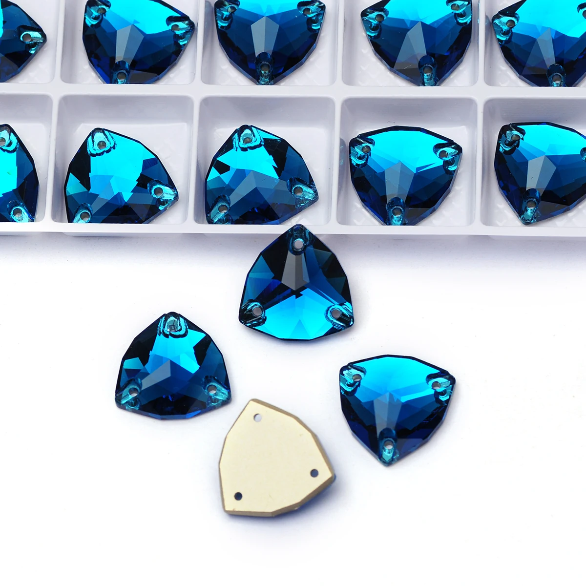 Blaue Zirkon-Strasssteine in verschiedenen Formen zum Aufnähen, Glaskristalle für Eiskunstlaufanzüge, Kleidungsstücke und Dekorationen. – Detail 5
