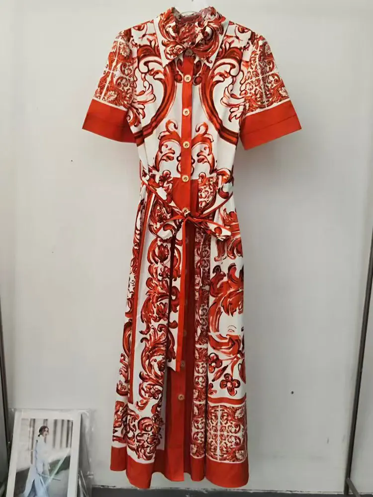 Catwalk Sommerkleid für Damen mit blau-weißem Porzellanmuster, kurzärmelig, langer Rock, taillenbetonend und schmal geschnitten.