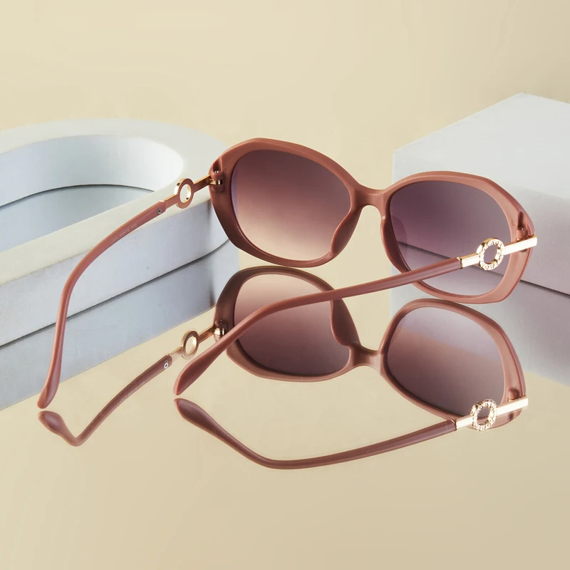 1 個の女性のファッションメガネ新しいスタイルのライトラグジュアリーラウンドフレーム個性トレンディなハイエンドエレガントな多用途顔の形を整えるスーツ