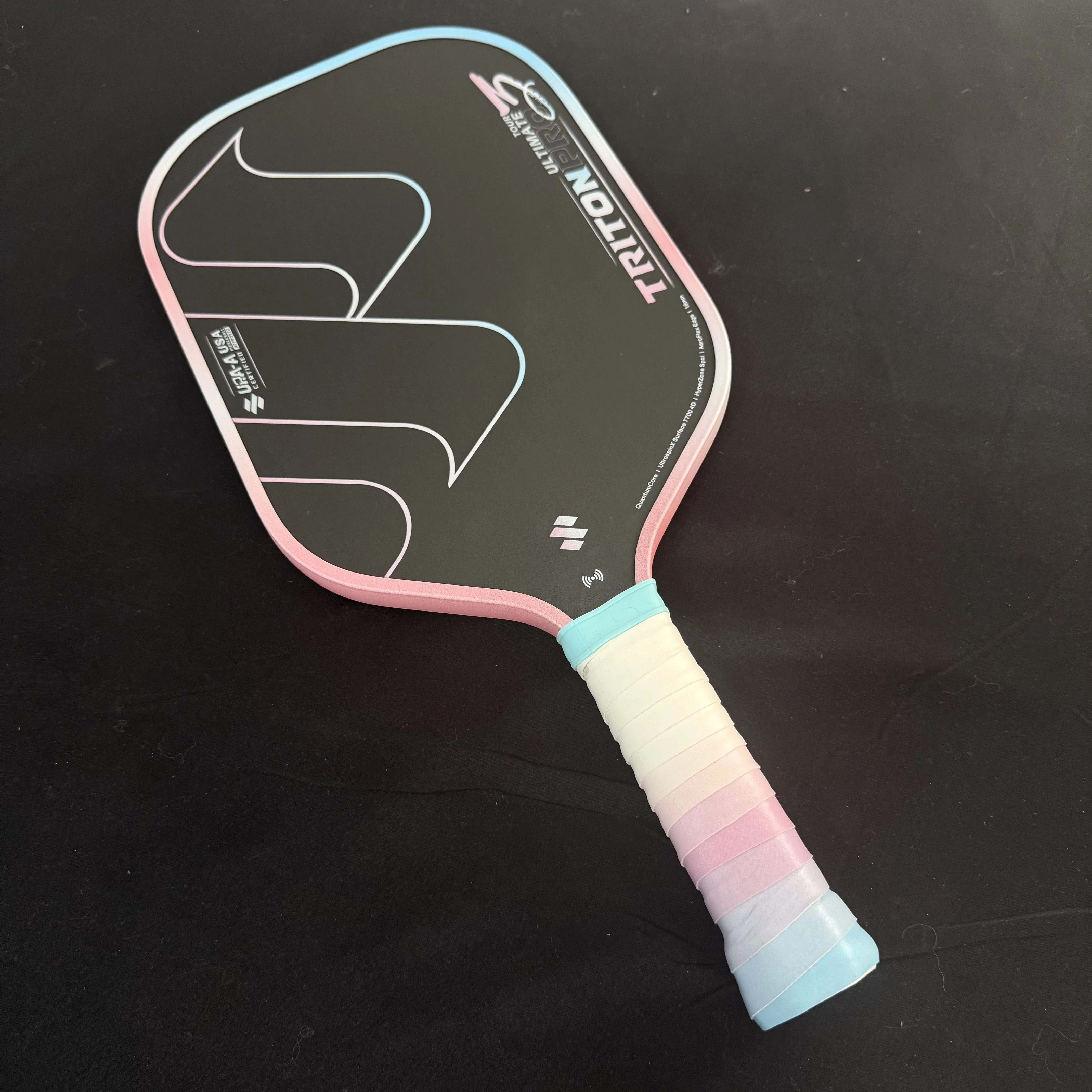 Nowa, termoformowana, jednoczęściowa rakietka do pickleballa z włókna węglowego T700, z cienką powierzchnią o fakturze tekstury, zatwierdzona przez USAPA, z piankową krawędzią i lekką konstrukcją.