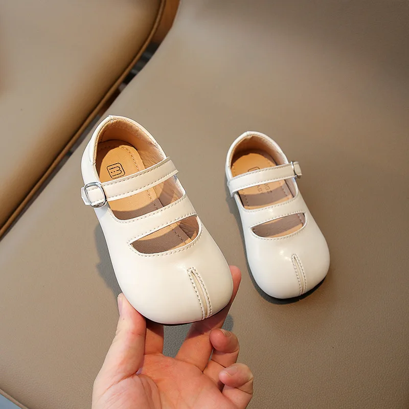 

Кожаная обувь принцессы для девочек, универсальная милая плиссированная детская повседневная модная обувь для прогулок, новинка 2025 года, детская обувь на плоской подошве