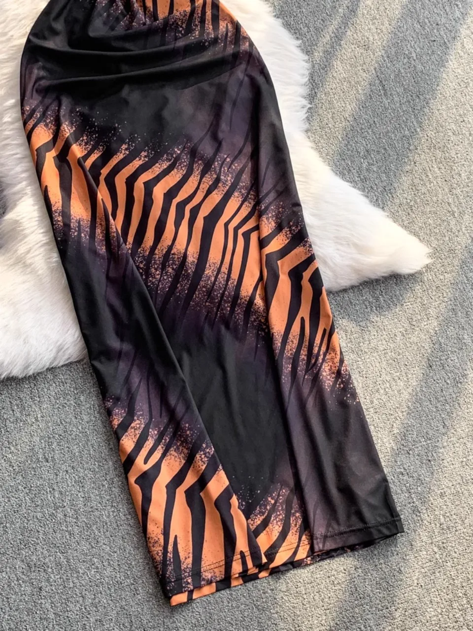 Foamlina アメリカングラフィティプリントセクシーな V ネックミディドレス女性のエレガントなファッション背中の開いたノースリーブ中空アウトホルタースリップドレス