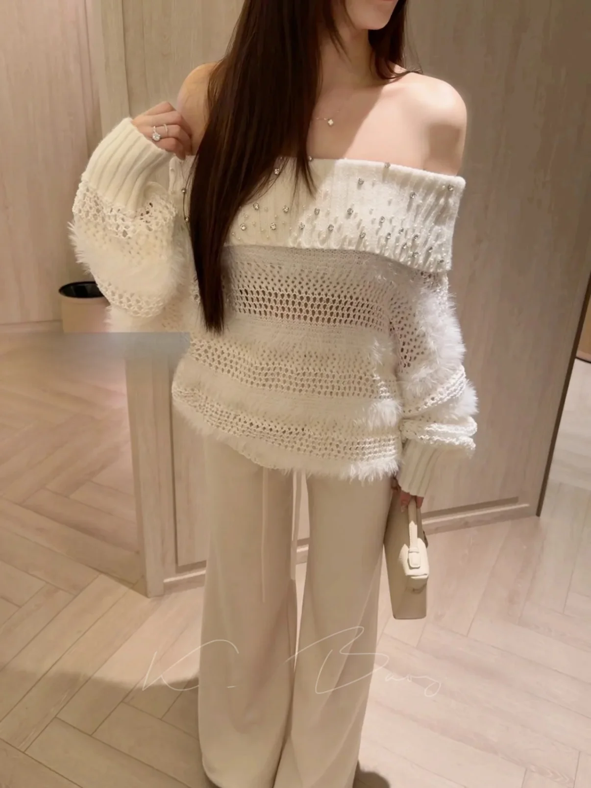 

Женский вязаный свитер Ele Diamond с одним открытым плечом, длинными рукавами, украшенный стразами, с ажурным дизайном, создающий ощущение роскоши и изысканности.