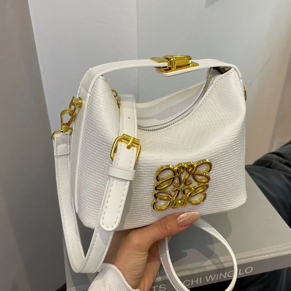 Damska torebka typu bucket bag na lato 2025 - minimalistyczna i uniwersalna, niszowa premium listonoszka