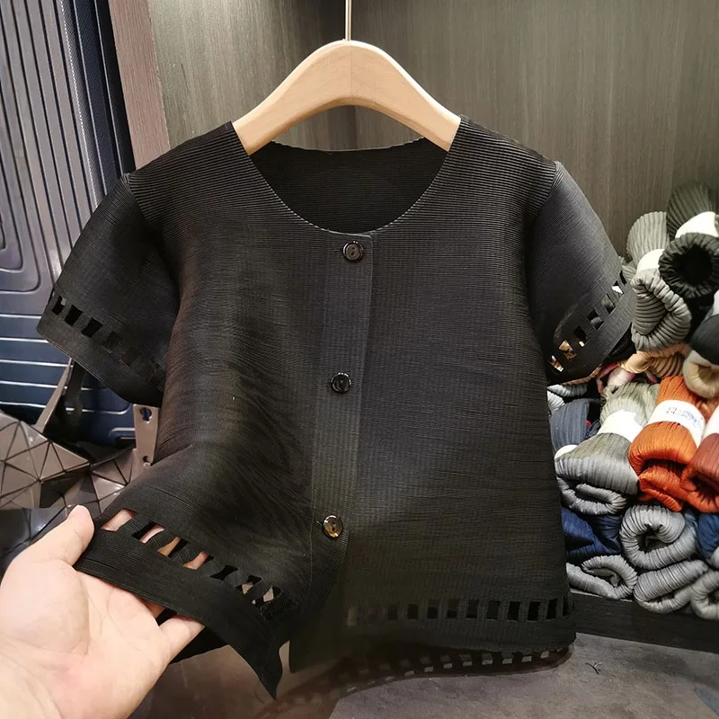2025 ฤดูร้อน Miyake จีบเสื้อสีทึบ Hollow Plisse เสื้อสเวตเตอร์ถักพับญี่ปุ่นหลวมสบายๆจีบเสื้อผู้หญิง