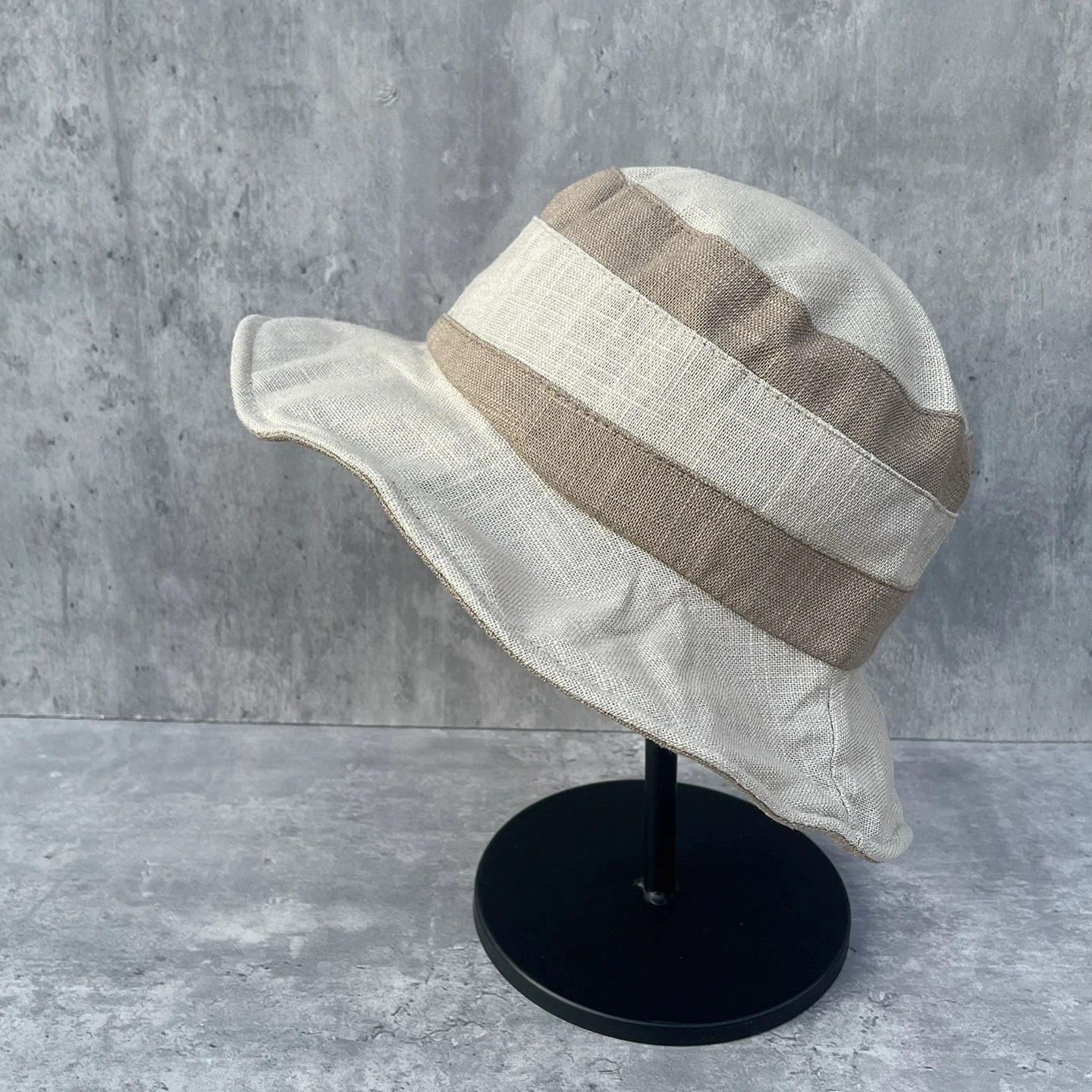 Wysokiej jakości minimalistyczny, teksturowany, oddychający kapelusz typu bucket hat z bawełny i lnu, w stylu japońskim, z szerokim rondem, w blokach kolorystycznych, chroniący przed słońcem, kapelusz rybacki