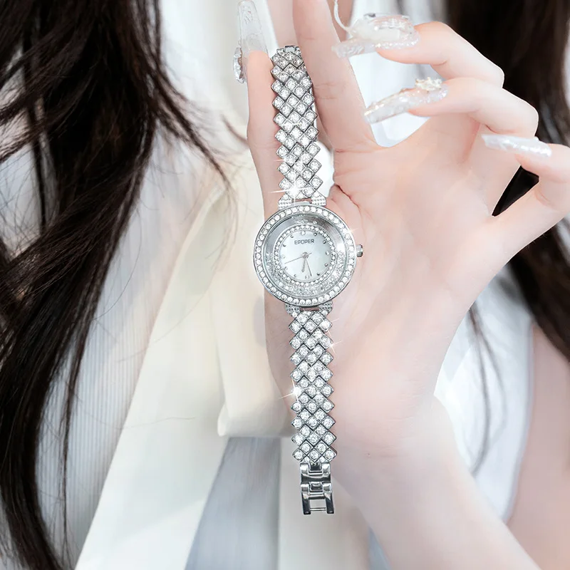 Zimowe zegarki damskie: modne, skromny luksus, wykwintne zegarki damskie z wyrafinowanym charakterem.