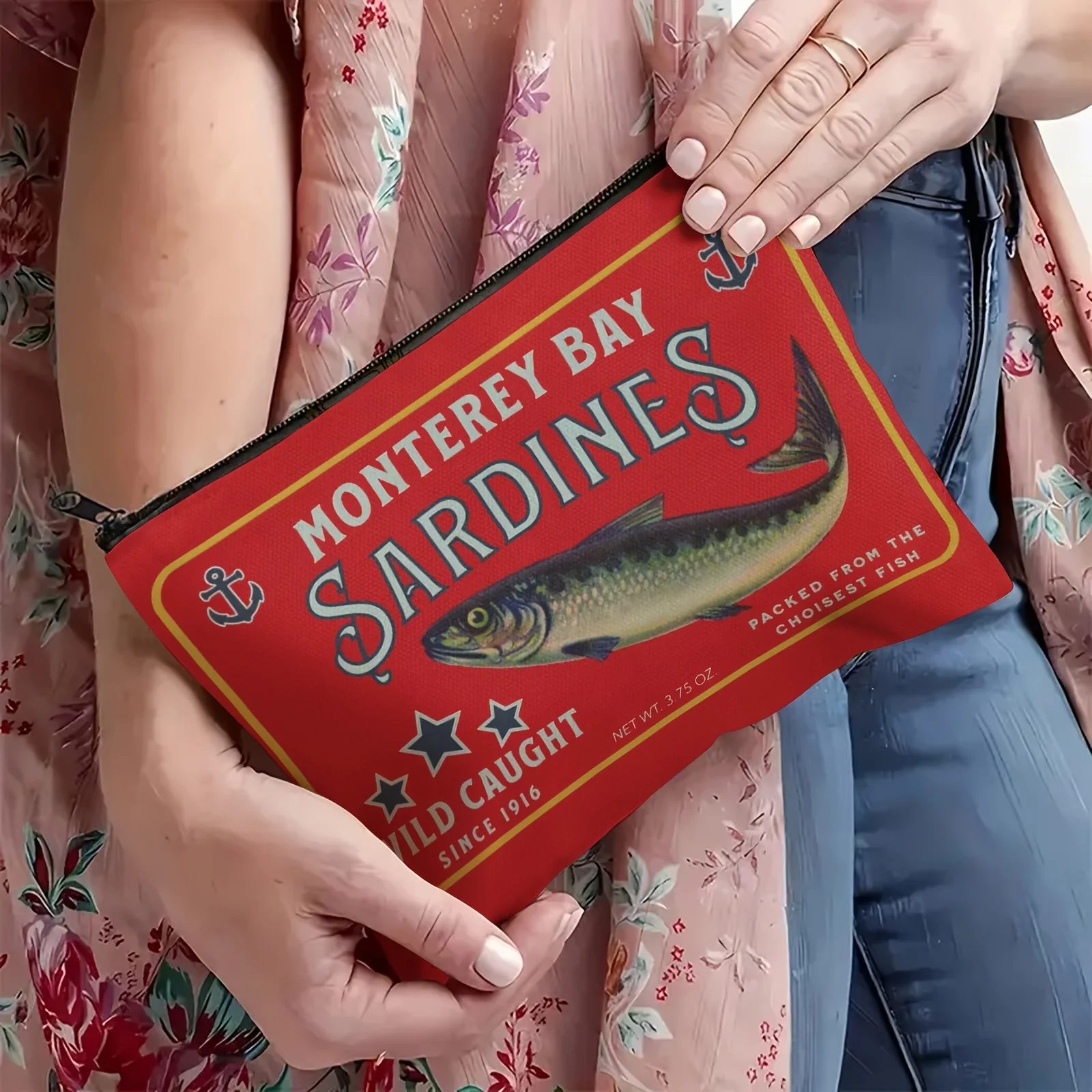 Verspielte rote Kosmetiktasche mit Anhänger – Vintage Monterey Bay Sardines Blechdesign, leichte Tasche mit Reißverschluss für Make-up