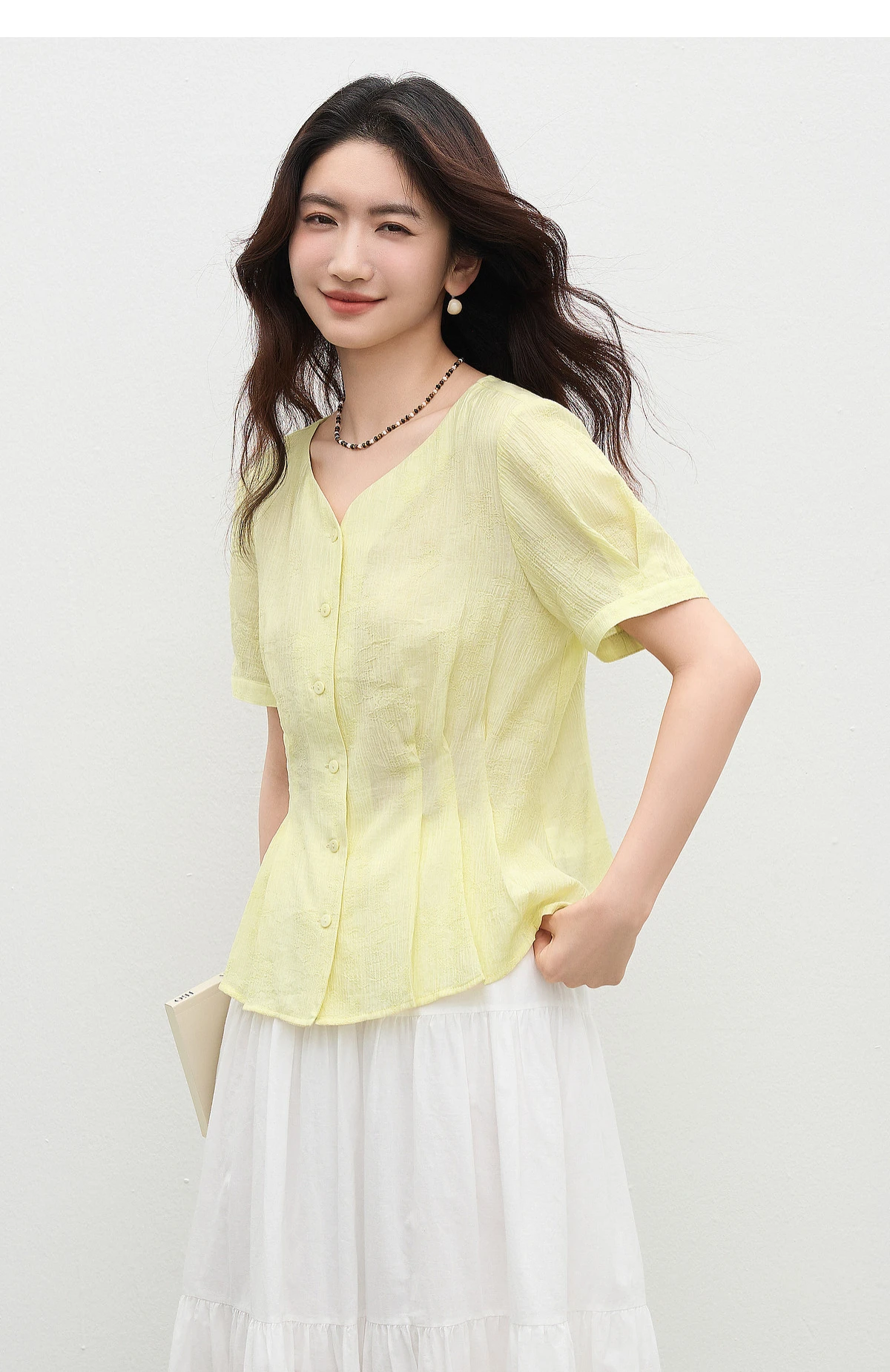 SENTUBILA Casual V-Ausschnitt Strukturierte Chiffon-Bluse für Damen 2026 Sommer Plissierte Taille Laternenärmel Hemd 162VA6625 – Detail 24