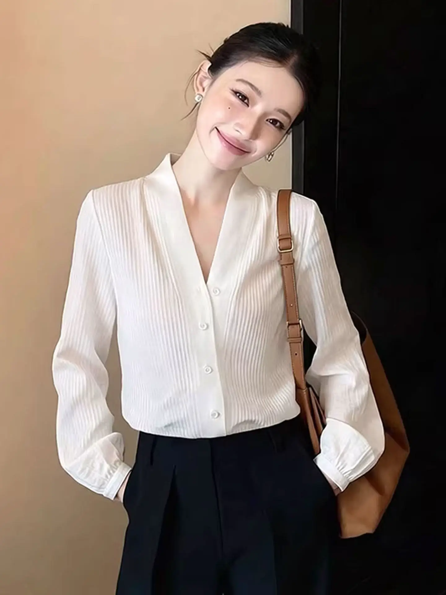 

Новинка весеннего сезона: женская блузка с V-образным вырезом на одной пуговице, приталенная, универсальная, для офиса, в корейском стиле, прямого кроя, с длинным рукавом, из шелка.