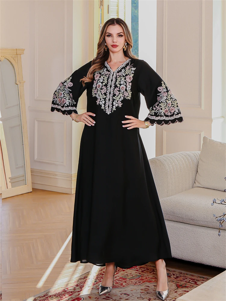 

Middle Eastern Arab Women's Dress, Dubai Clothing, Fashionable And Elegant V-neck Long-sleeved Embroidered Robe