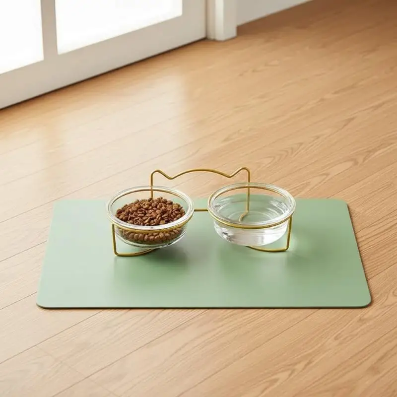 

Маленькая стеклянная миска для щенков на приподнятой железной подставке с нескользящим основанием для здорового кормления в квартирах