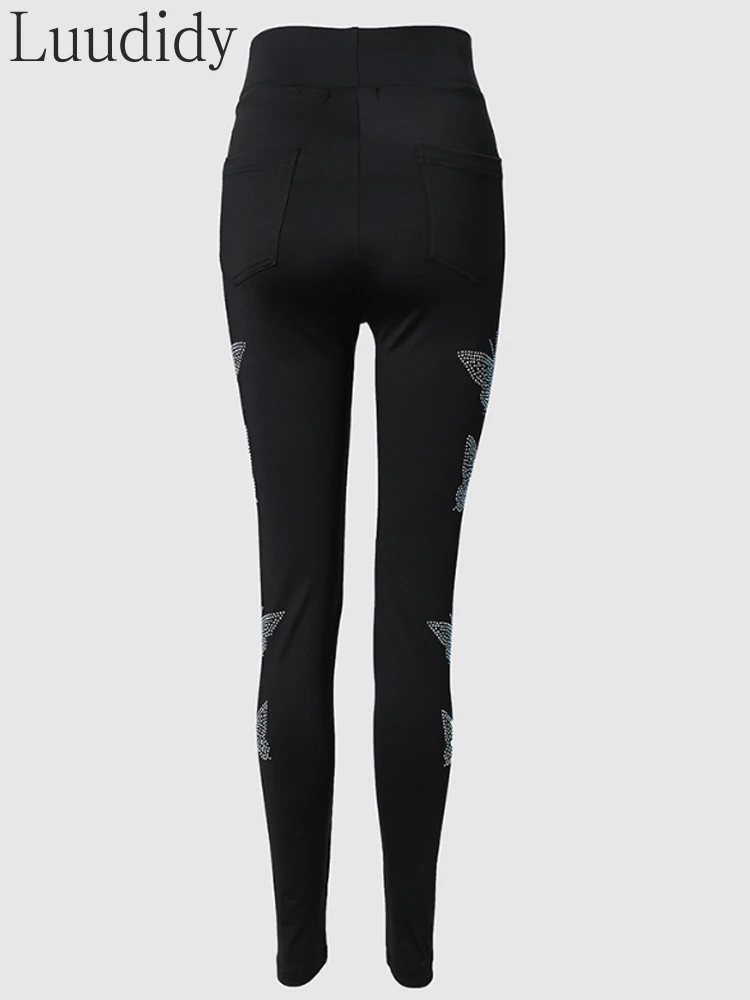 Röhrenhose mit Strass-Schmetterlingsmuster und hoher Taille
