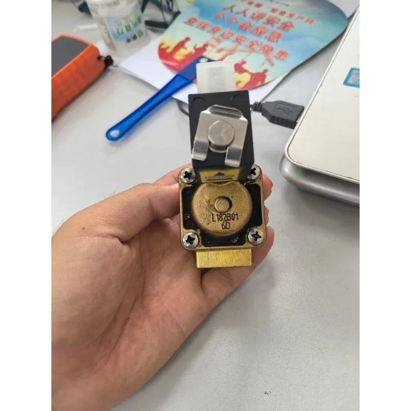 1PC two-position two-way solenoid valve L182B01-ZB10A G3/4 L182B01-ZB10A G1/2