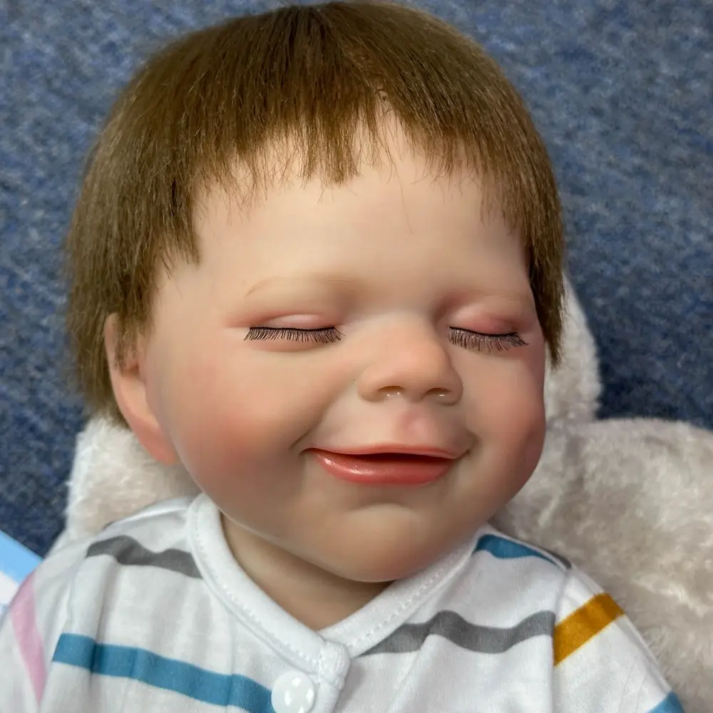 18-inch vinyl herboren babypop, schattig lachend gezicht, witte cartoon gestreepte outfit, realistische huid, gezichtsmerken, verzamelaars