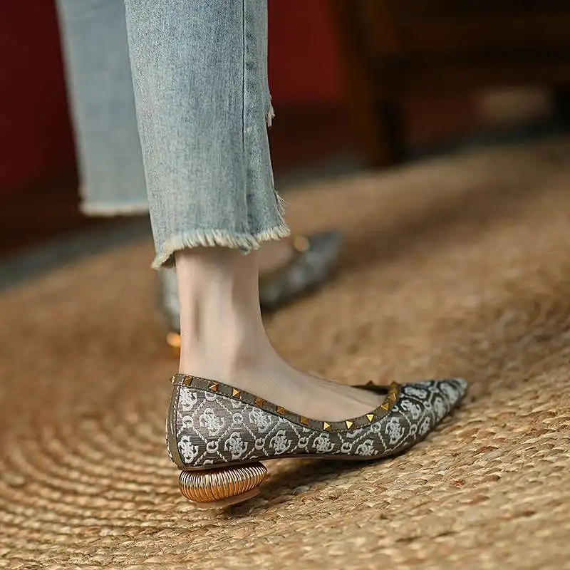 3cm French Retro Pointed Rivet Single Shoes for Women 2022 Spring/Summer New Color Matching Metal Low Heel Pumps Sandals