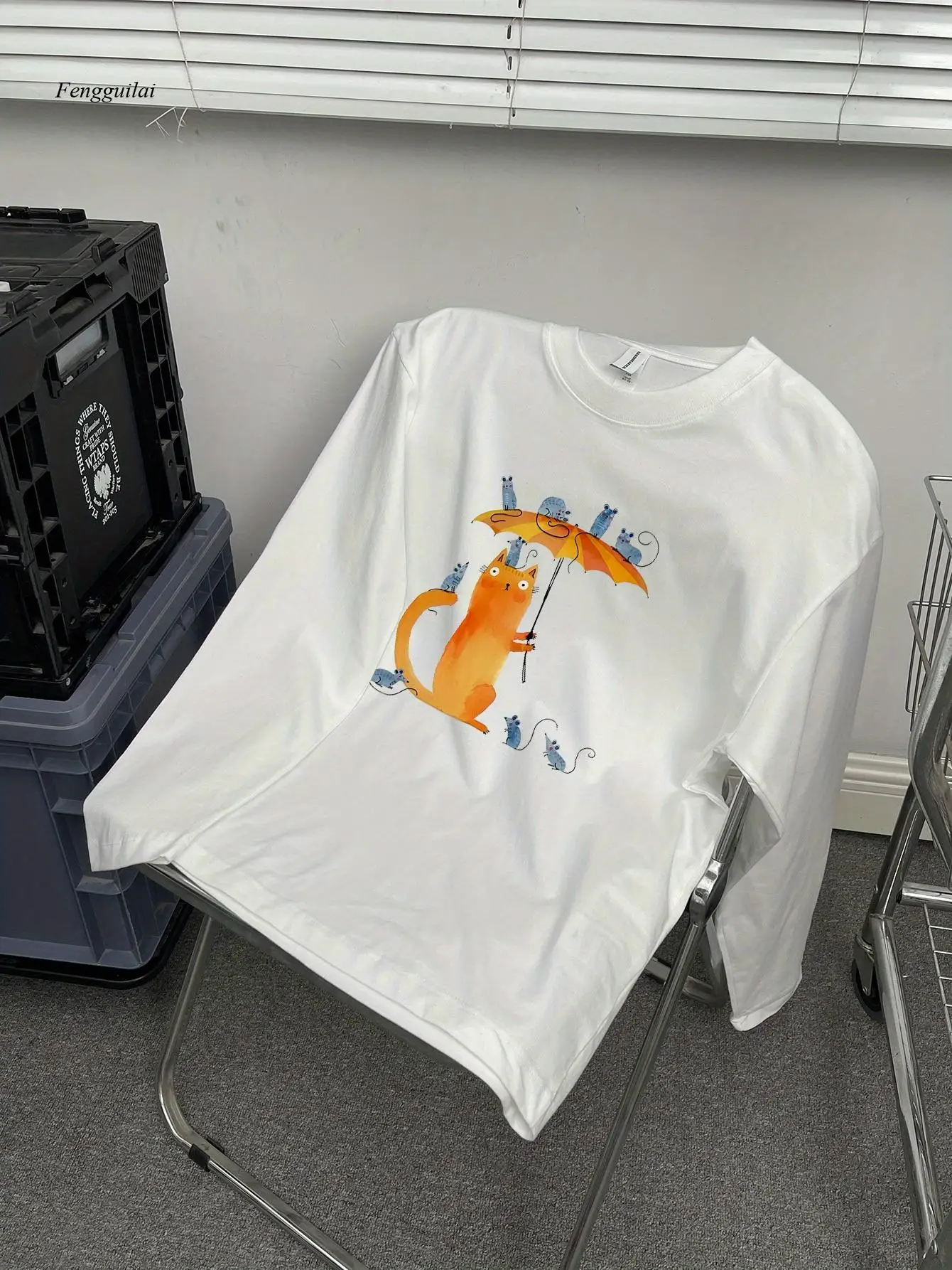 

Повседневная футболка с длинным рукавом и надписью «Причудливый кот и рыба» — мягкий хлопок, круглый вырез, модный топ на осень/зиму